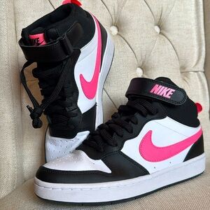 Nike 7 youth. Women’s 8. Excellent condition